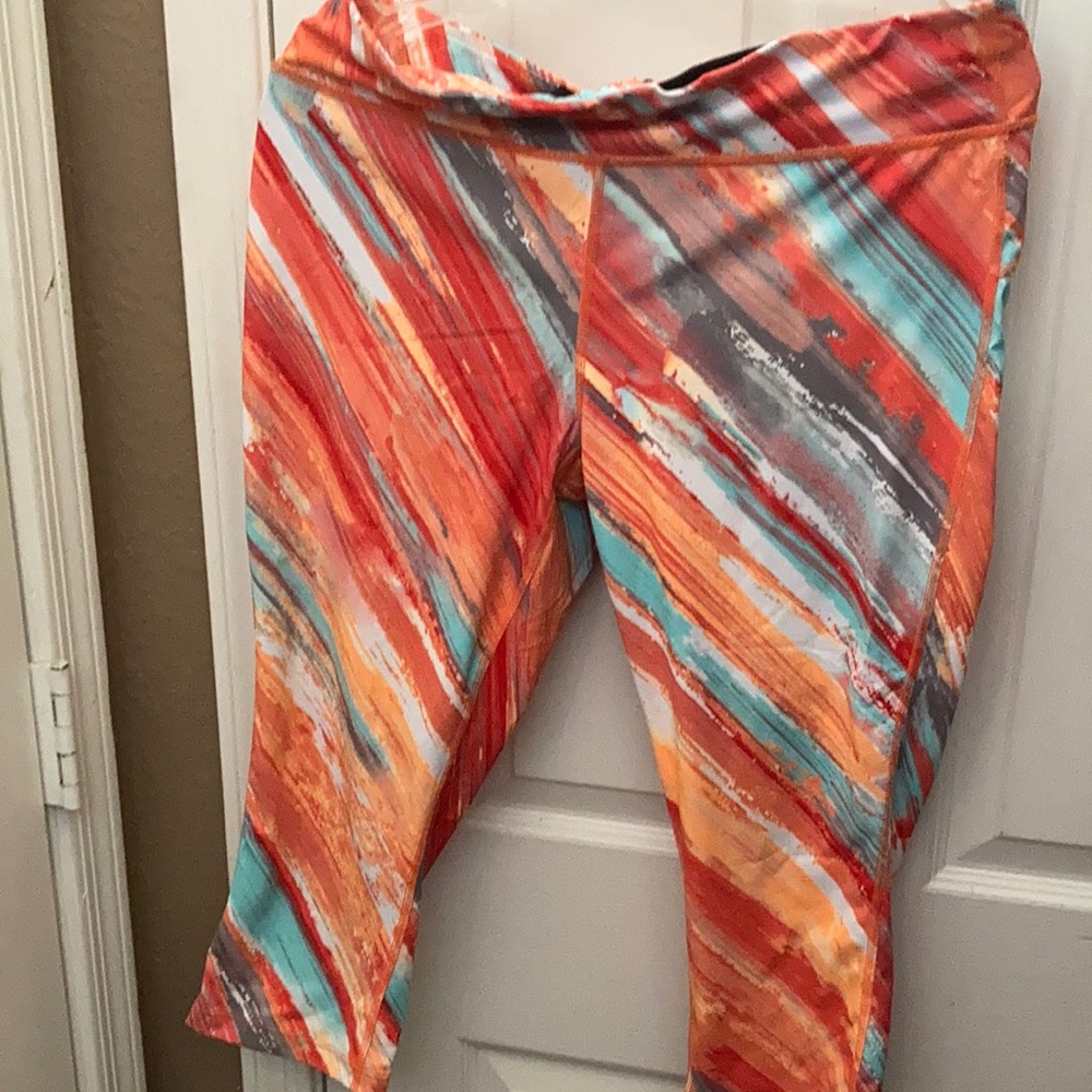 FINAL MARKDOWN Xersion fitted watercolor capri length leggings large